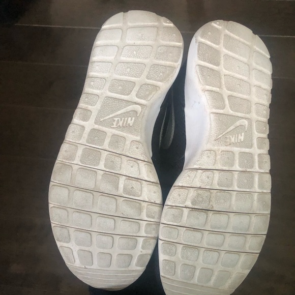 Black Nike Roche Workout Shoes - Picture 2 of 3